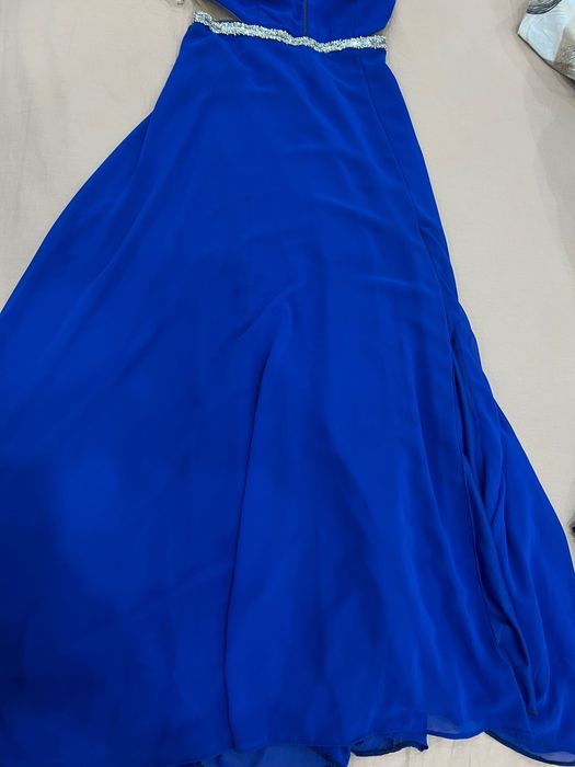 Елегантна дълга рокля с цепка