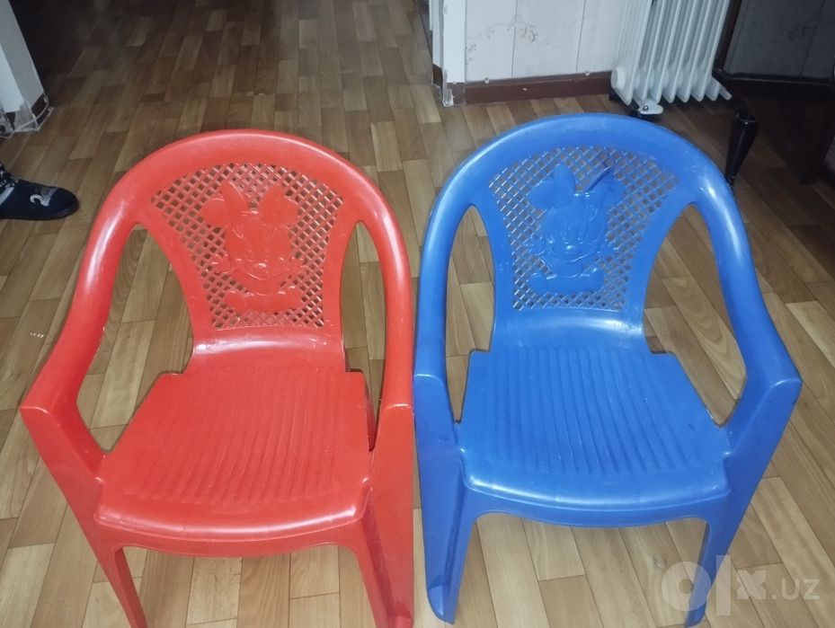 Пластиковые детские стулья.
