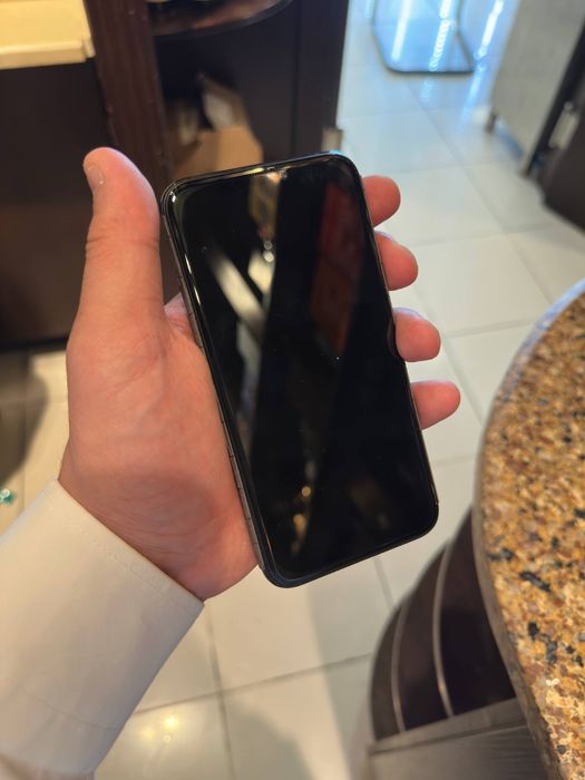 Iphone 11 pro holati yahwi karobkasi ozim  iwlataman aybi yoq 150 $