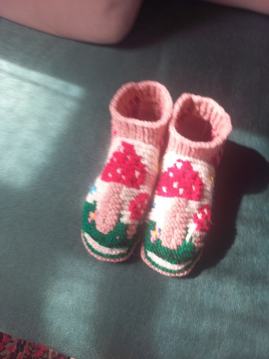 Нарядные тапки и носки вязаные