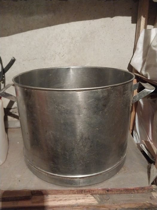 Кастрюля из нержавеющей стали.