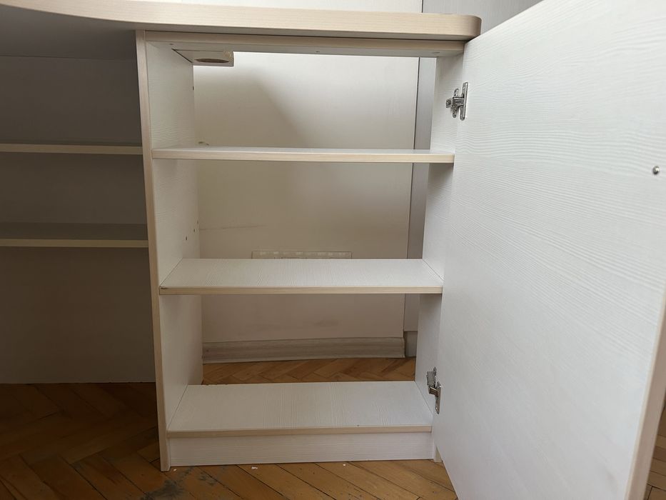 Встроенный стол для дома или офиса