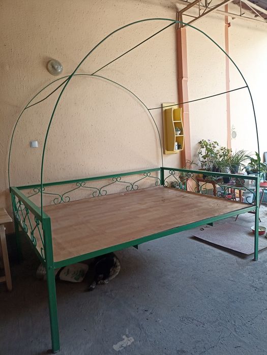 Металлическая тахта