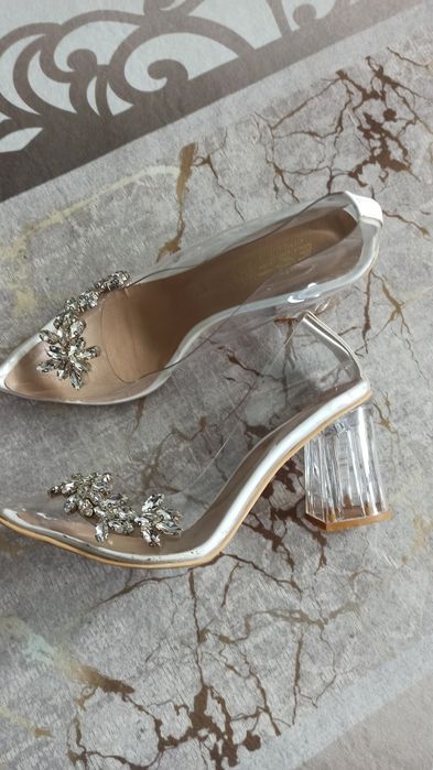 Дамски Официални обувки с камъни 40 номер, но отговарят на 39 н.