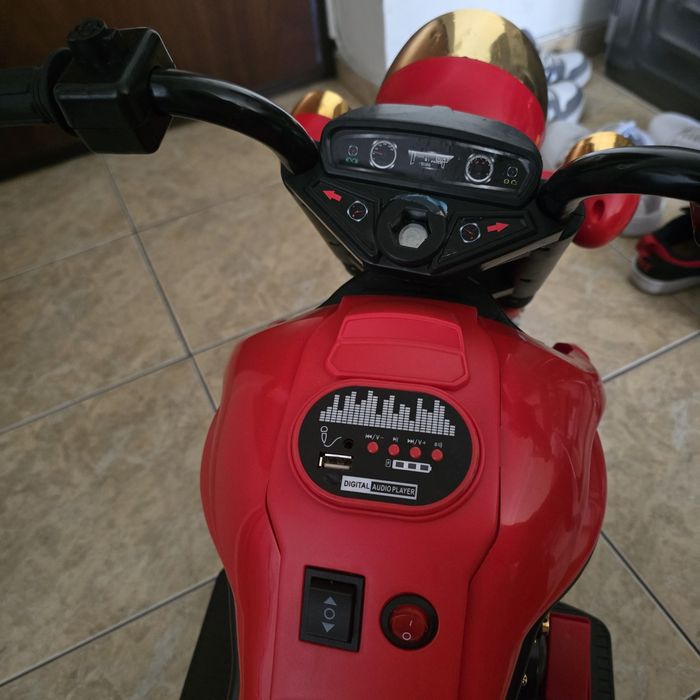 Vand motocicleta cu 3 roti