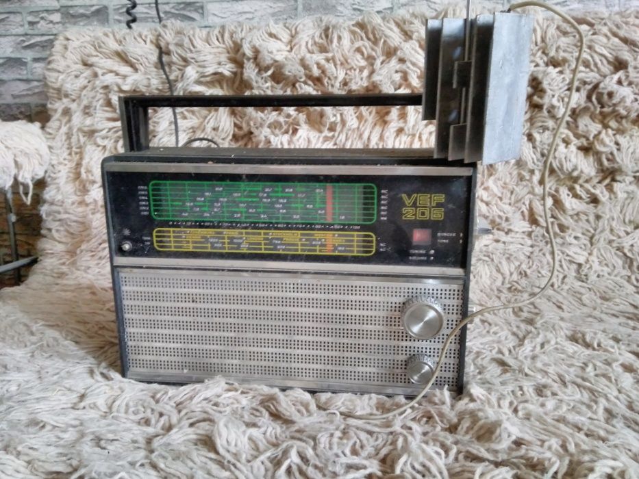 Продавам стари видеа, радиа, телевизори и други