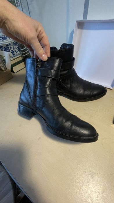 Продам кожаные ботинки в байкерском стиле.