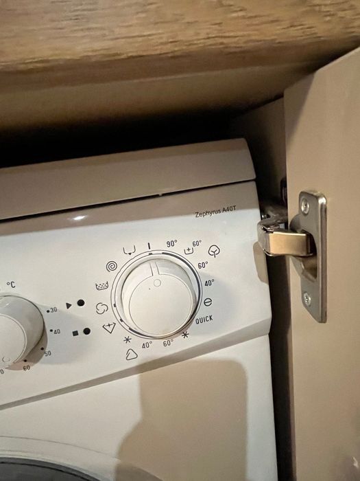 Продавам работеща пералня Crown слим модел