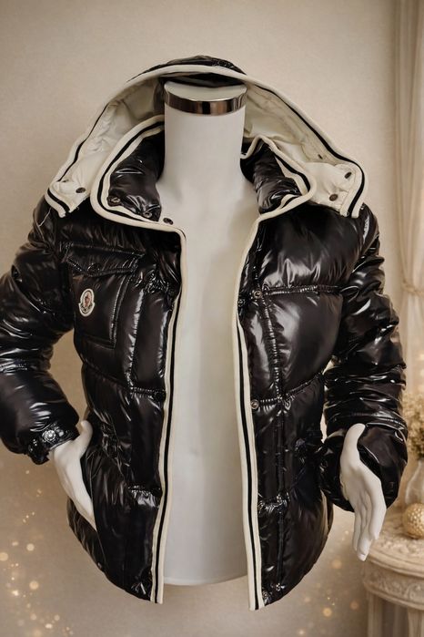 Geacă neagră de damă Moncler – mărimea S – fâș lucios – ca nouă