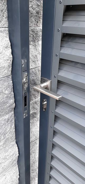 Poarta  cu deschidere la 90 grade,portante sau batante.