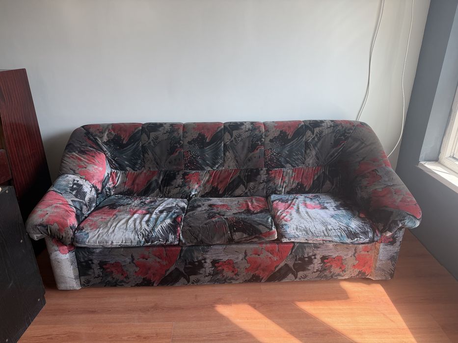 Разтегателен диван + 5 таборетки