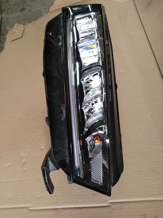 Фар десен SKODA OCTAVIA 2024