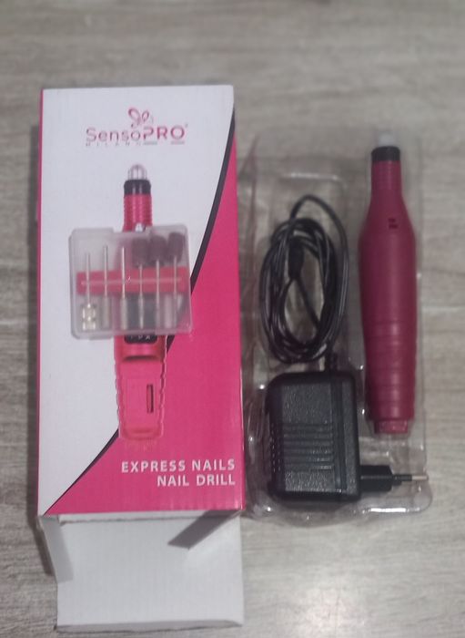 Vând kit de unghii cu gel
