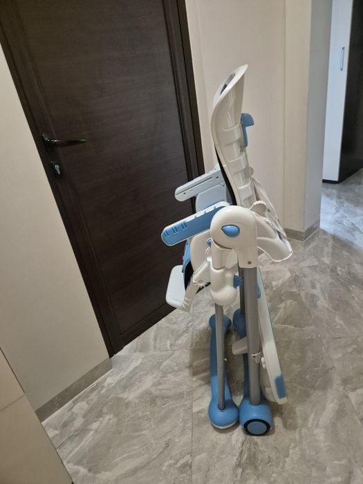 Стол за хранене с много позиции и сваляща седалка