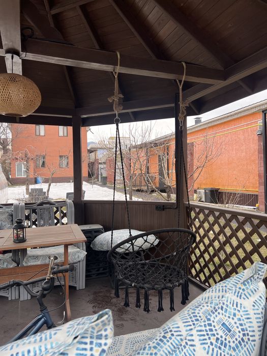 беседка с крышей, тапчан