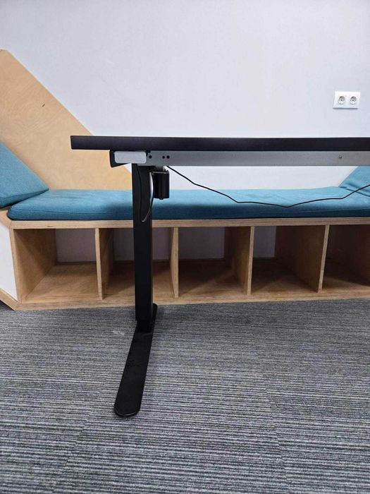 2 бр. електрически регулируеми бюра 160×80 см (68–118 см)