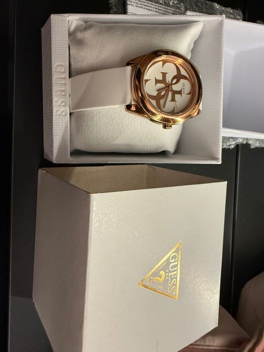 Бял часовник Guess със силиконова каишка