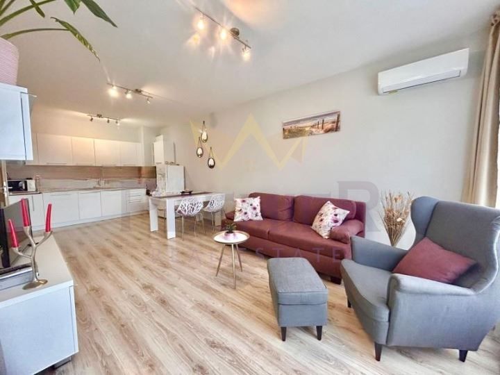 Дава се под наем Двустаен апартамент в Варна, Аспарухово - 67 кв.м за 598.23 € - Снимка #2