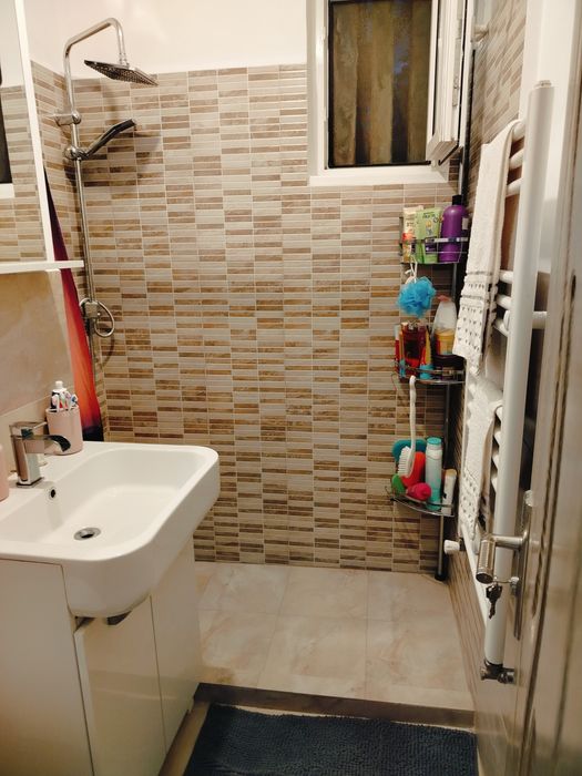 Vând apartament micro 19  la Neacșu, etaj 2 renovat complet, centrala  instalații apă băi și bucătării nou, termopane, ușa metalică  să vând mobilat
