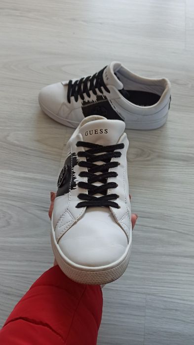 Оригинални обувки на GUESS  41 номер