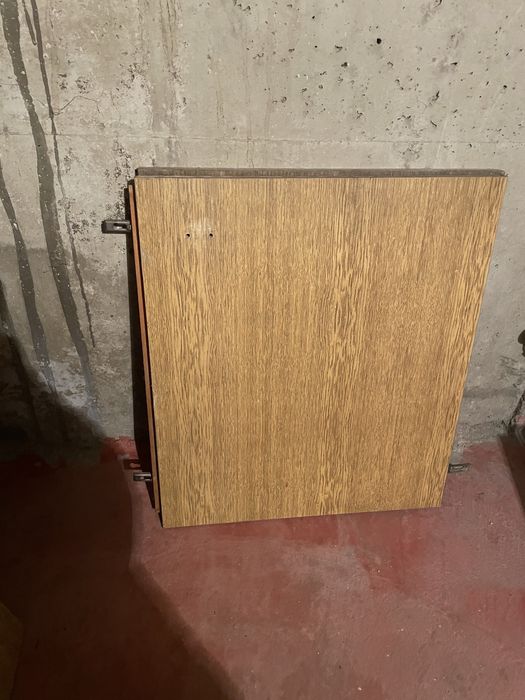 Продавам дървени плоскости и врати от гардероб
