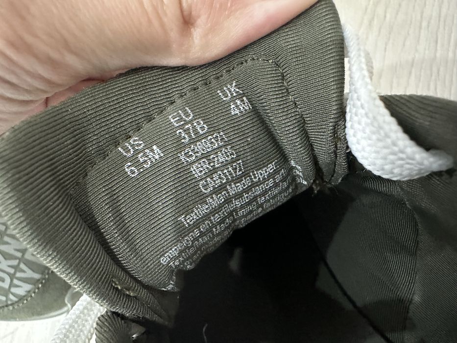 Продам кроссовки DKNY