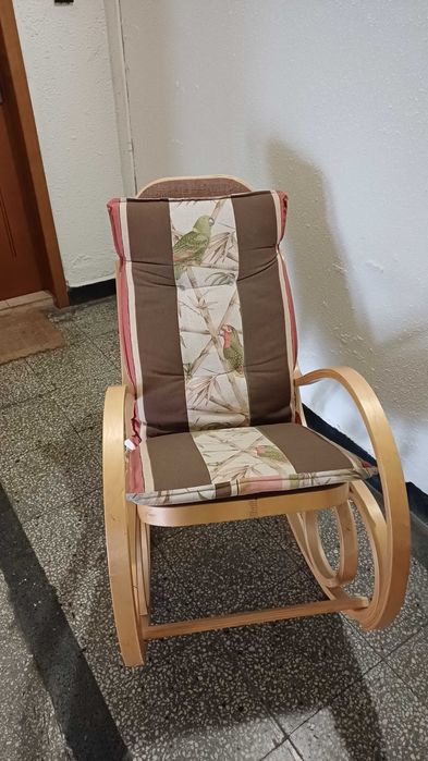 Люлеещ се дървен стол