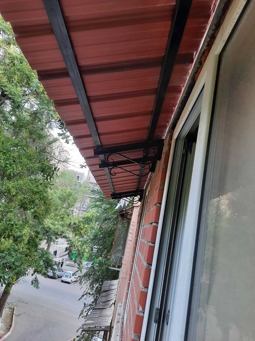 Установим. козырек.