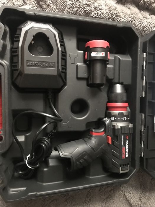 Microfon pentru cantat si masina gaurit