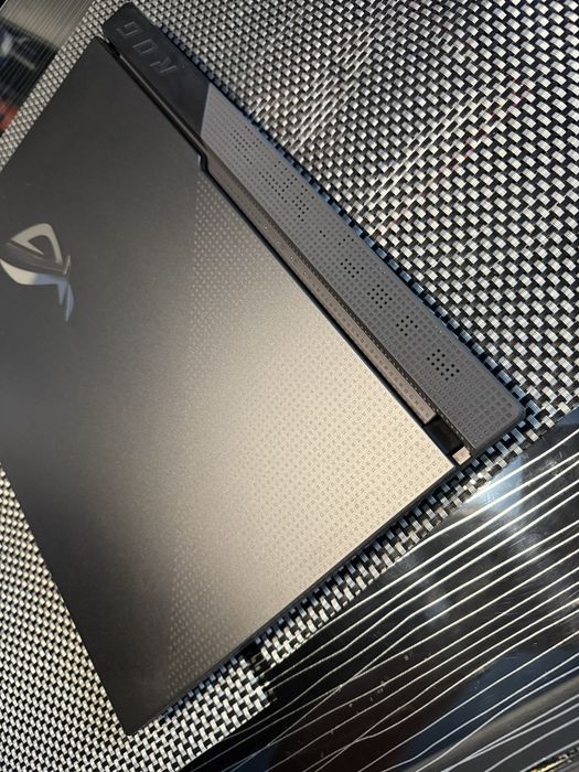 геймърски лаптоп ASUS ROG Strix G15 (като нов) + подарък Logitech PRO