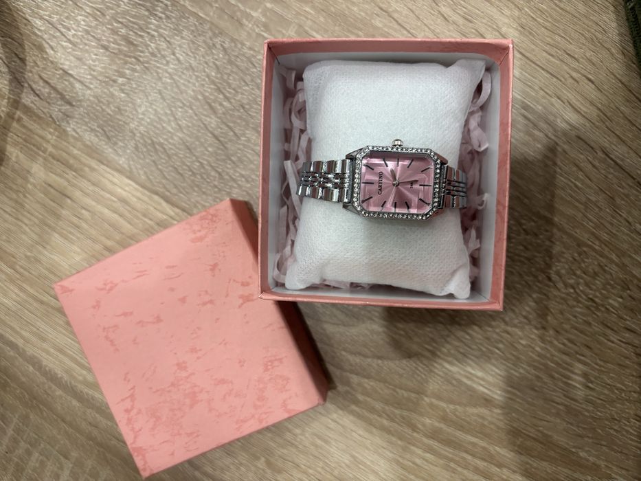 розовые красивые часы