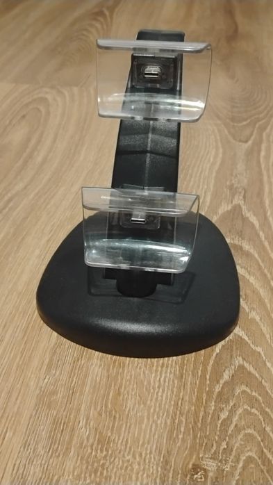 Vând suport încărcat controllere