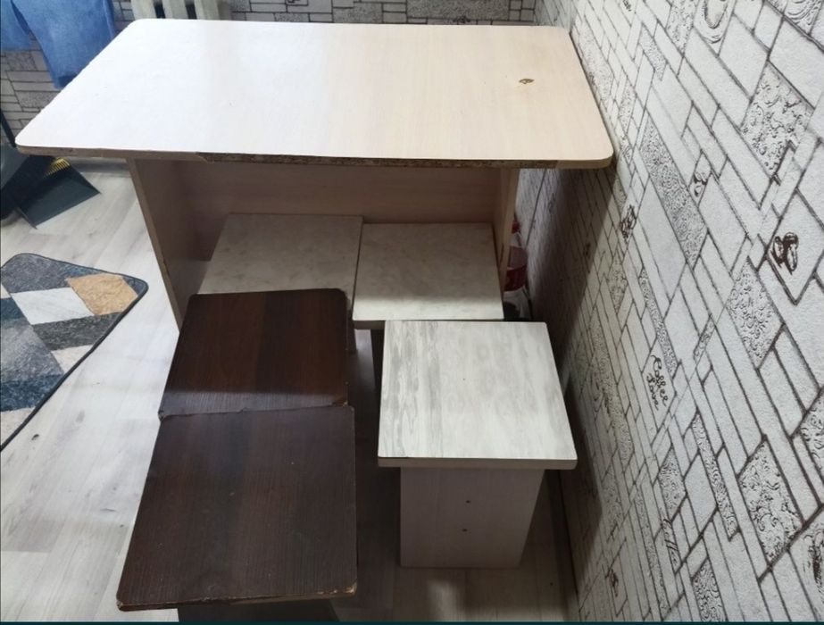 Продаю для кухни стол 100	×60 ×75 см + 5 табуретки