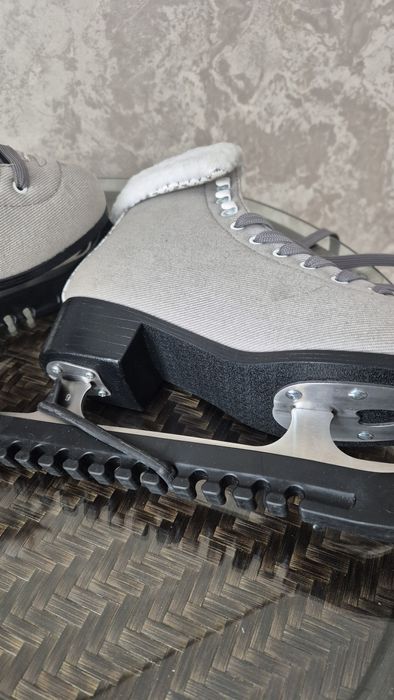 Продам коньки  почти как новые