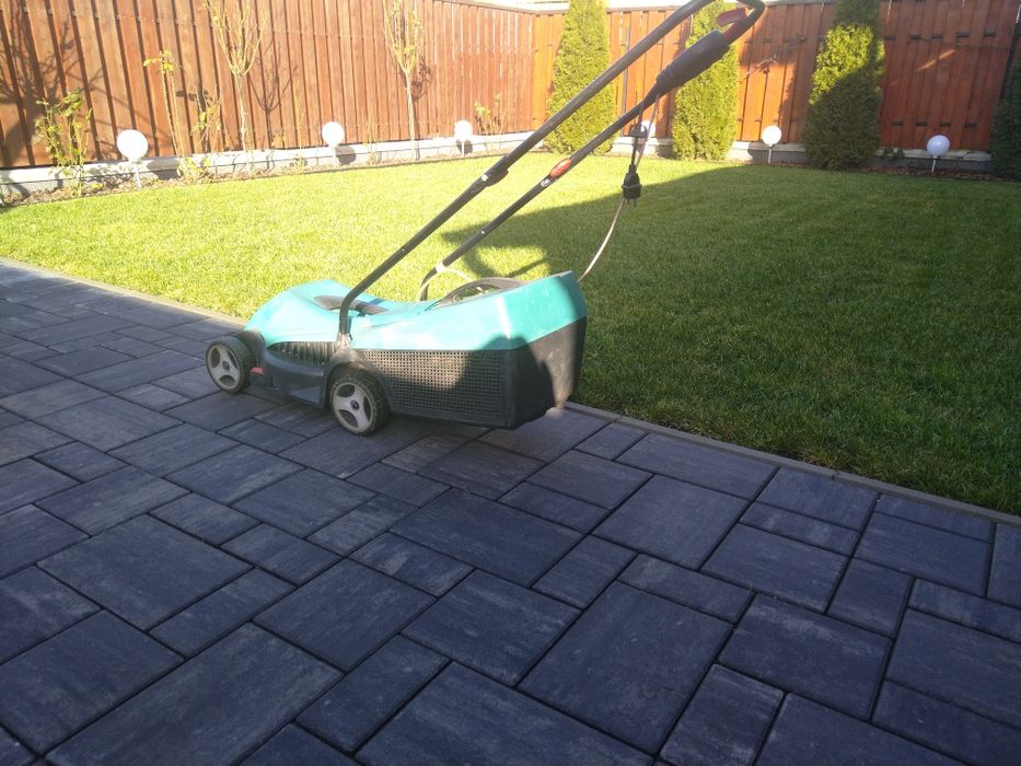 Mașină de tuns iarba Bosch