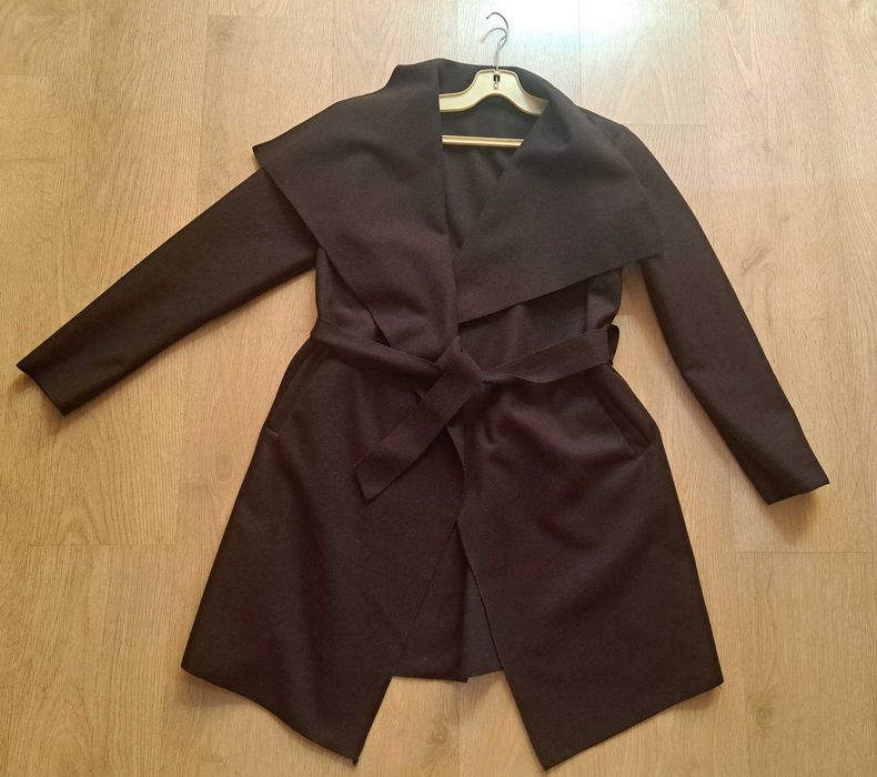 Черно палто прегърни ме