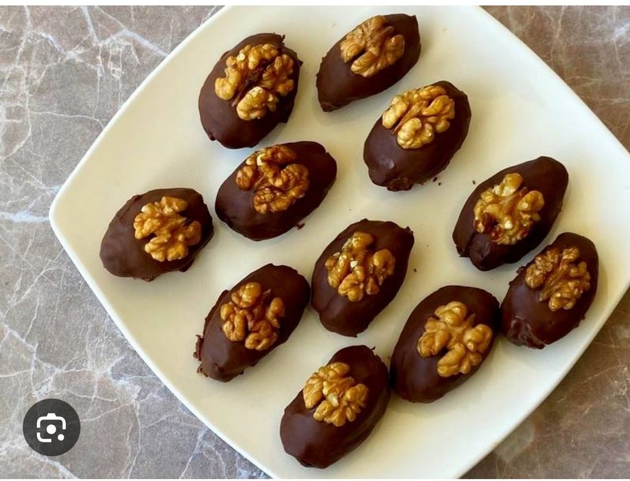 Клубника и финики в шоколаде