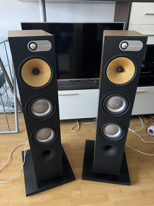 Boxe de podea Bowers &Wilkins B&W 683