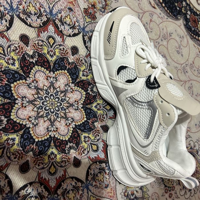 Срочно продаю новые кроссовки