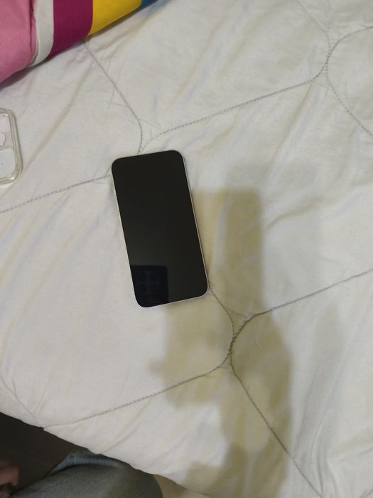 IPhone 13 с кабел и калъф