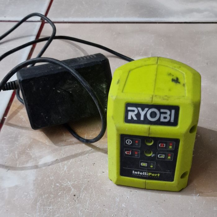 3 acumulatoare 2 încărcătoare 2 bormasini un flex si șoricel ryobi