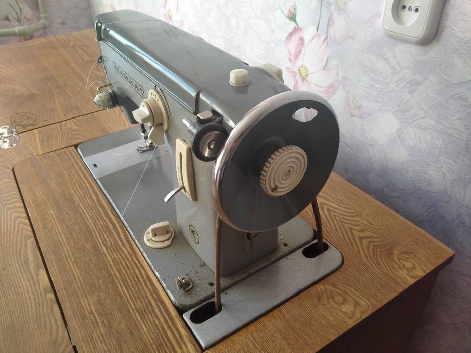 Ножная швейная машинка.