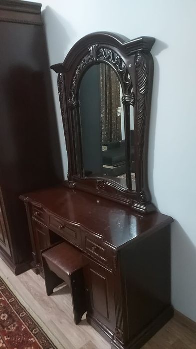 Шифонер и зеркало с тумбой  ,вместе 50тыс.