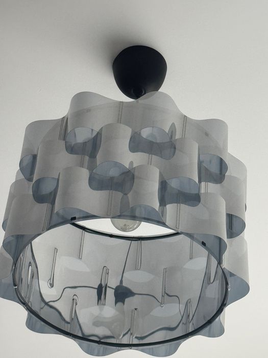 Vand lustre 200 lei /2 lustre