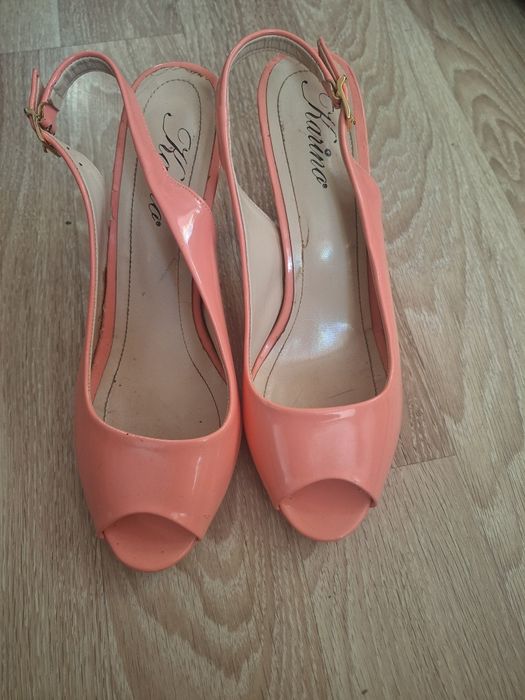 Червени  лачени боти