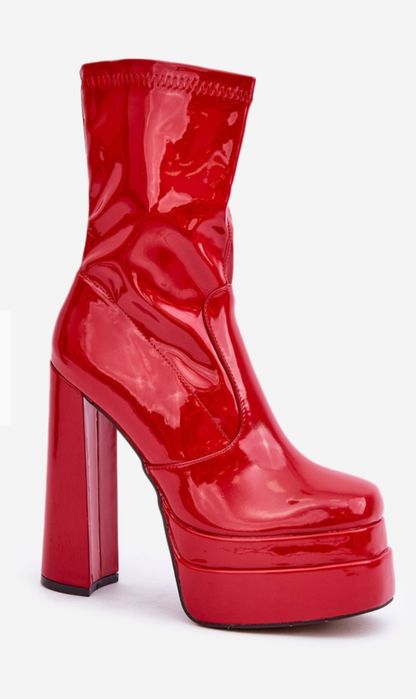 Червени лачени ботуши