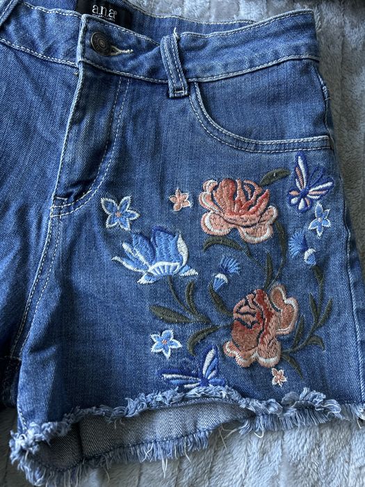 Blugi scurti marimea 36 model floral