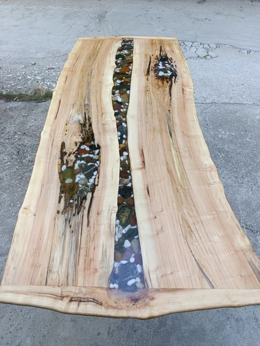 Маса с пейки от дърво и епоксидна смола