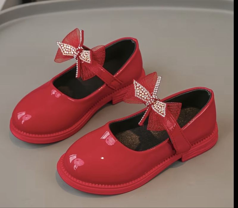 Туфли для девочки ярко красные