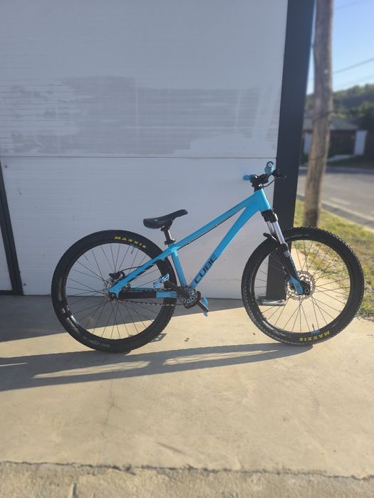 Cube flying circus dirt jumper